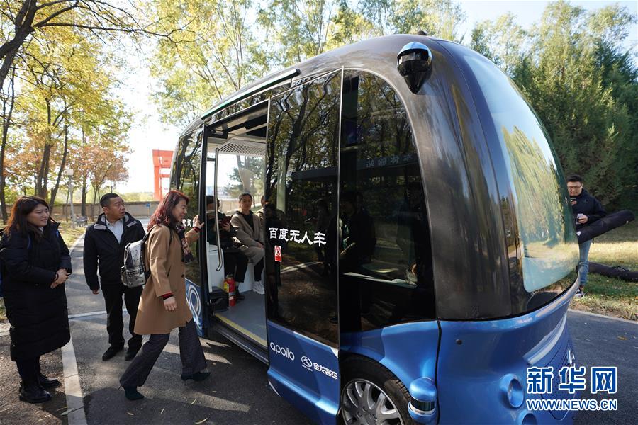 El 31 de octubre, los reporteros se subieron al autobús no tripulado de Baidu.