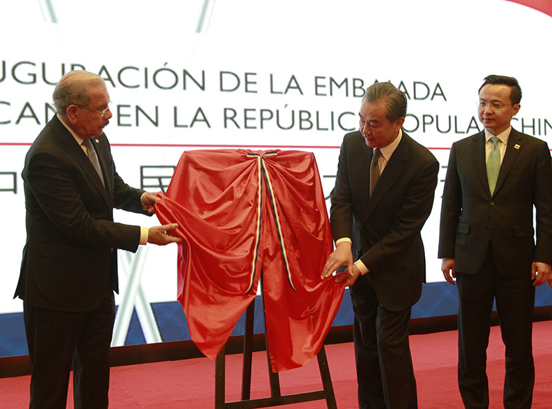 El presidente dominicano Danilo Medina y Wang Yi, consejero de Estado y ministro de Relaciones Exteriores de China, develan la placa durante la inauguración de la embajada de República Dominicana en Beijing, 3 de noviembre del 2018. (Foto: YAC/Pueblo en Línea)