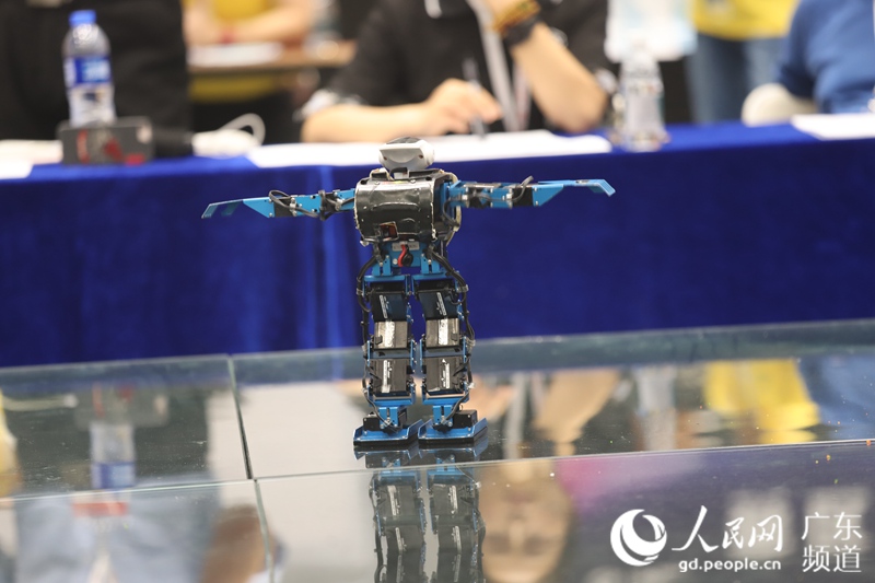 Un robot bailarín se presenta durante el vigésimo concurso nacional de robots e inteligencia artificial de Guangdong. (Foto: Pueblo en Línea/ Hu Weihang)