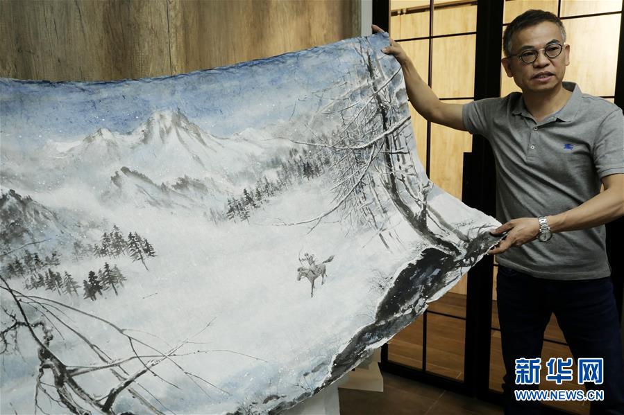 El pintor Li Zhiqing muestra las obras y personajes de Jin Yong que él ha pintado en su estudio de Hong Kong (foto del 1 de noviembre).