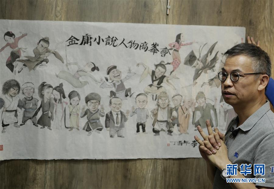 El pintor Li Zhiqing muestra las obras y los personajes de Jin Yong en su estudio de Hong Kong (foto del 1 de noviembre).
