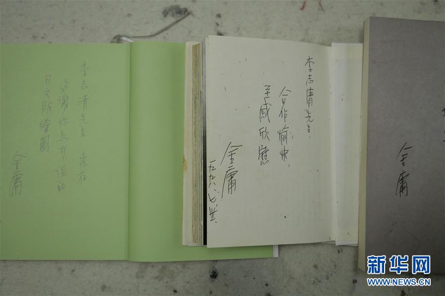 El pintor Li Zhiqing muestra su estrecha relación con Jin Yong en su estudio de Hong Kong (foto del 1 de noviembre).
