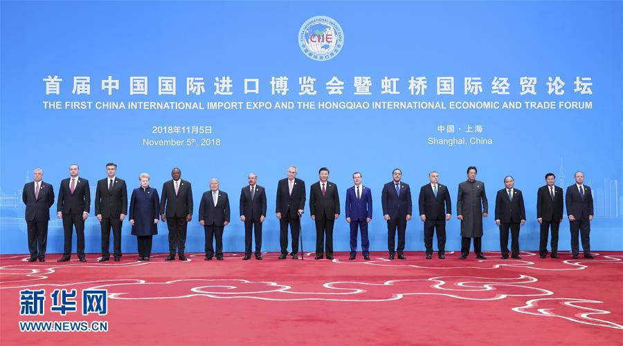 SHANGHAI, noviembre 5, 2018 (Xinhua) -- El presidente de China, Xi Jinping, posa durante las fotografías grupales con líderes extranjeros previo a la ceremonia de apertura de la primera Exposición Internacional de Importaciones de China, en Shanghai, en el este de China, el 5 de noviembre de 2018. (Xinhua/Ding Haitao)