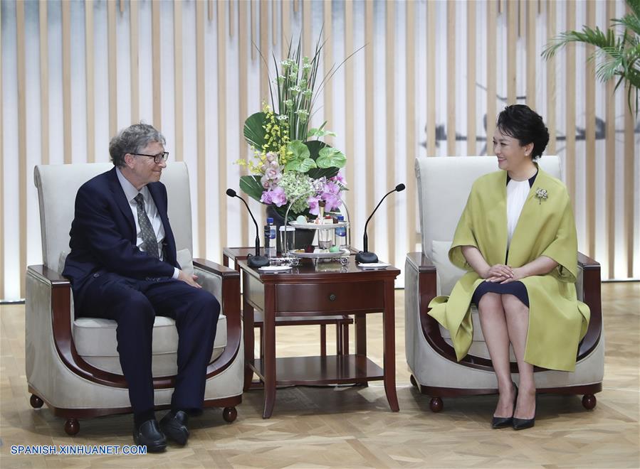SHANGHAI, noviembre 5, 2018 (Xinhua) -- Peng Liyuan (d), esposa del presidente de China, Xi Jinping, y embajadora de la Organización Mundial de la Salud (OMS) para tuberculosis y VIH/Sida, se reúne con Bill Gates, copresidente de la Fundación Bill y Melinda Gates, en Shanghai, en el este de China, el 5 de noviembre de 2018. (Xinhua/Xie Huanchi)