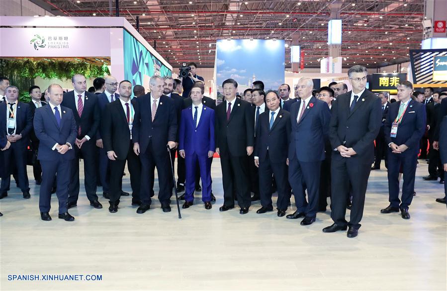 Xi y líderes extranjeros recorren exhibición de CIIE