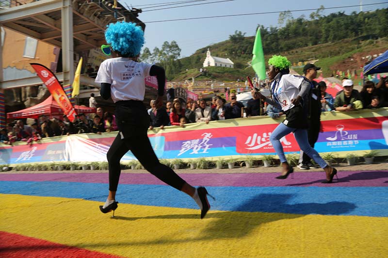 Entre el 2 y el 4 de noviembre, se celebró en Chongqing una competencia de atletismo para mujeres hábiles en el uso de los tacones altos. En el certamen participaron más de 1.000 mujeres chinas y extranjeras. Algunas lucieron pelucas coloridas y accesorios. [Foto: proporcionada a chinadaily.com.cn]