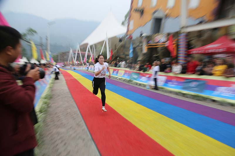 Una participante compite en una de las rondas del campeonato de la carrera con tacones altos, celebrada del 2 al 4 de noviembre en el Distrito Fuling de Chongqing. [Foto: proporcionada a chinadaily.com.cn]