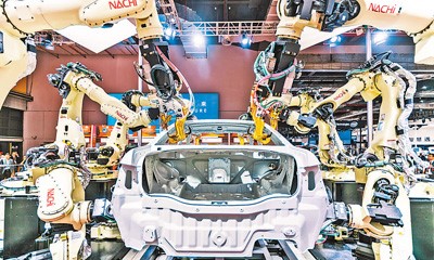 Demostración del brazo robótico de fabricación de automóviles de Nachi. (Foto de Renmin Shijue)