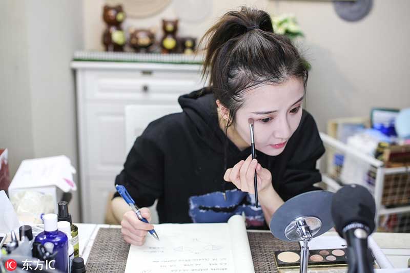 Shirley, promotora en línea de productos de maquillaje, tiene 200.000 seguidores en su canal de transmisión en vivo vía Internet, Hangzhou, provincia de Zhejiang. Ella se prepara para presentar los productos que venderá durante el maratón de compras en línea durante el Día del Soltero. [Foto: IC]