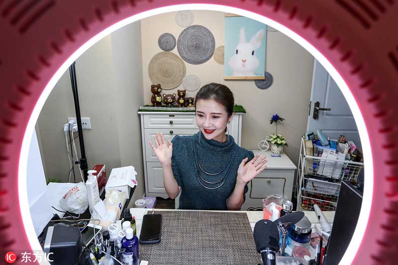 Shirley, promotora en línea de productos de maquillaje, tiene 200.000 seguidores en su canal de transmisión en vivo vía Internet, Hangzhou, provincia de Zhejiang. [Foto: IC]