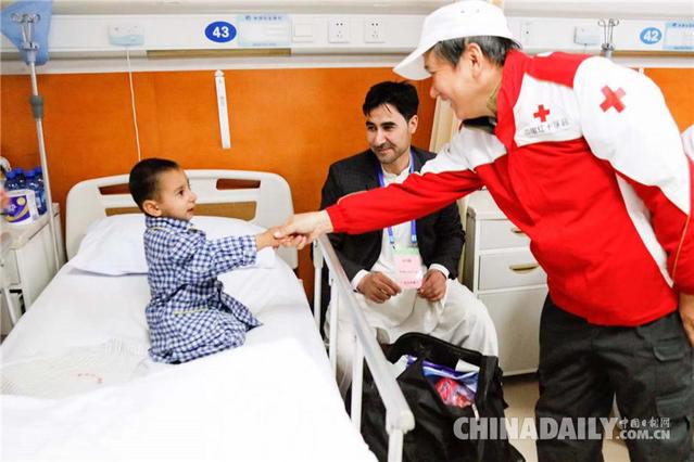 La Sociedad de la Cruz Roja de China (SCRC) ha ayudado a un total de 100 niños afganos a recuperarse gradualmente y aliviarlos de las cargas médicas.