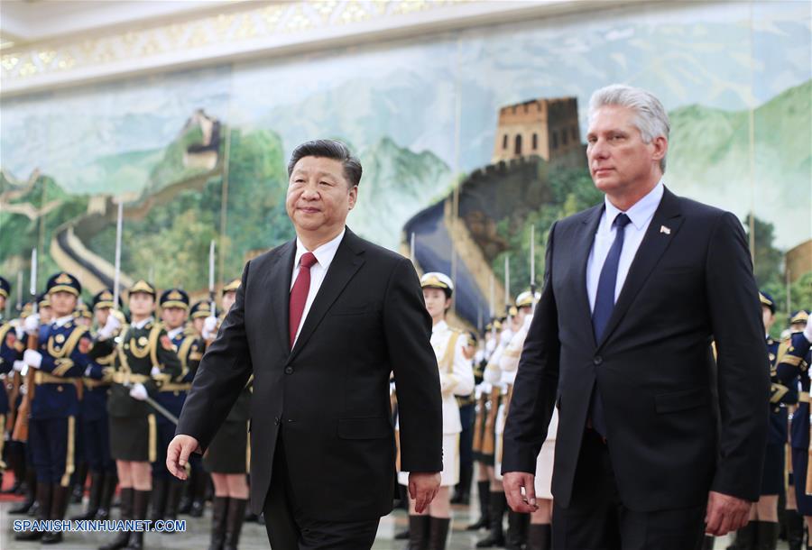 BEIJING, noviembre 8, 2018 (Xinhua) -- El presidente de China, Xi Jinping (i-frente), sostiene una ceremonia de bienvenida para el presidente cubano, Miguel Díaz-Canel, previo a sus conversaciones en el Gran Palacio del Pueblo, en Beijing, capital de China, el 8 de noviembre de 2018. (Xinhua/Liu Bin)