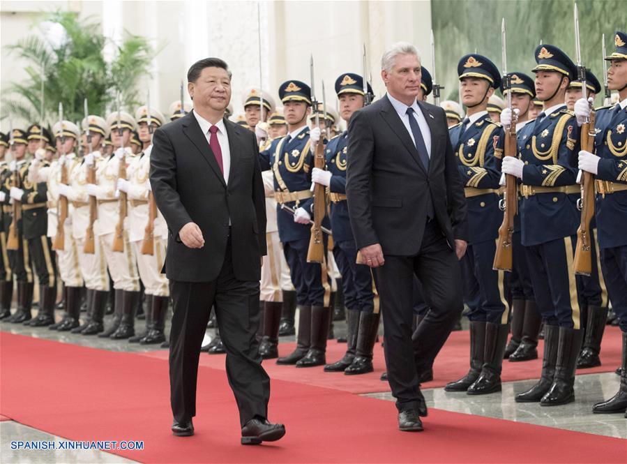 BEIJING, noviembre 8, 2018 (Xinhua) -- El presidente de China, Xi Jinping (i-frente), sostiene una ceremonia de bienvenida para el presidente cubano, Miguel Díaz-Canel, previo a sus conversaciones en el Gran Palacio del Pueblo, en Beijing, capital de China, el 8 de noviembre de 2018. (Xinhua/Wang Ye)