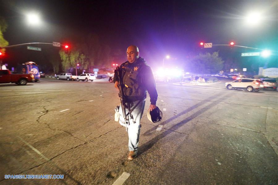 THOUSAND OAKS, noviembre 8, 2017 (Xinhua) -- Un oficial de policía asegura la calle que conduce al bar Borderline donde un hombre armado disparó a personas, en Thousand Oaks, California, Estados Unidos, el 8 de noviembre de 2018. Un total de 13 personas han sido confirmadas muertas, entre ellos un oficial y el tirador, en un tiroteo masivo ocurrido la noche del miércoles en la ciudad de Thousand Oaks en el condado de Ventura, sur de California, dijeron las autoridades. (Xinhua/Zhao Hanrong)