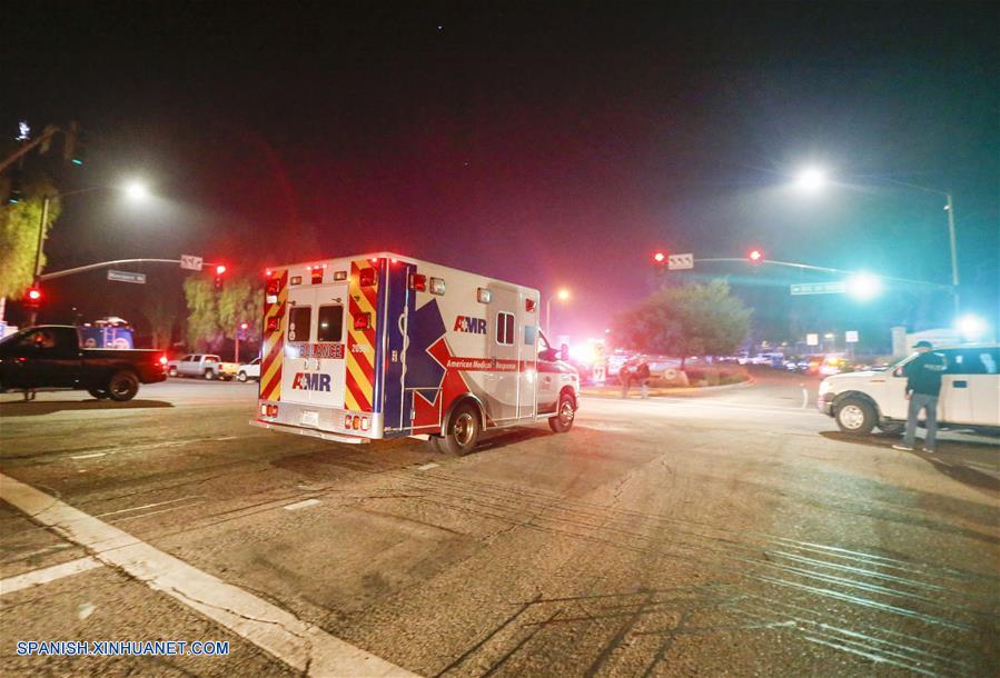 THOUSAND OAKS, noviembre 8, 2017 (Xinhua) -- Una ambulancia se dirige al bar Borderline donde un hombre armado disparó a personas, en Thousand Oaks, California, Estados Unidos, el 8 de noviembre de 2018. Un total de 13 personas han sido confirmadas muertas, entre ellos un oficial y el tirador, en un tiroteo masivo ocurrido la noche del miércoles en la ciudad de Thousand Oaks en el condado de Ventura, sur de California, dijeron las autoridades. (Xinhua/Zhao Hanrong)