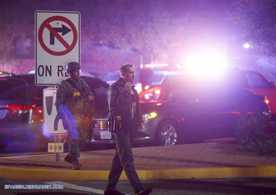 THOUSAND OAKS, noviembre 8, 2017 (Xinhua) -- Oficiales de policía aseguran la calle que conduce al bar Borderline donde un hombre armado disparó a personas, en Thousand Oaks, California, Estados Unidos, el 8 de noviembre de 2018. Un total de 13 personas han sido confirmadas muertas, entre ellos un oficial y el tirador, en un tiroteo masivo ocurrido la noche del miércoles en la ciudad de Thousand Oaks en el condado de Ventura, sur de California, dijeron las autoridades. (Xinhua/Zhao Hanrong)