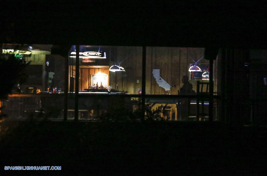 THOUSAND OAKS, noviembre 8, 2017 (Xinhua) -- Un oficial de policía asegura el bar Borderline donde un hombre armado disparó a personas, en Thousand Oaks, California, Estados Unidos, el 8 de noviembre de 2018. Un total de 13 personas han sido confirmadas muertas, entre ellos un oficial y el tirador, en un tiroteo masivo ocurrido la noche del miércoles en la ciudad de Thousand Oaks en el condado de Ventura, sur de California, dijeron las autoridades. (Xinhua/Zhao Hanrong)