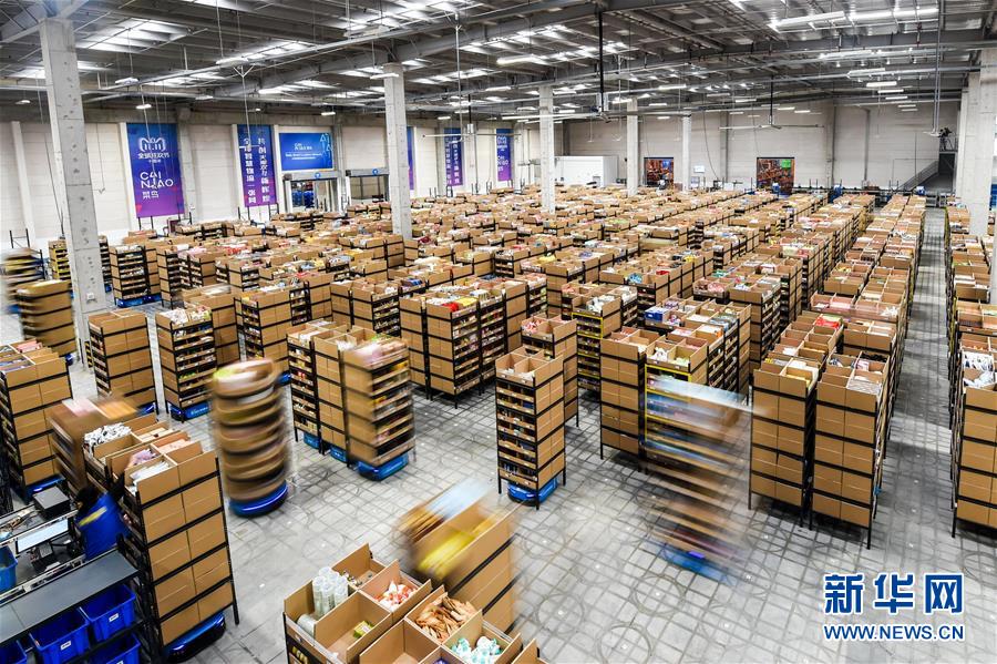 El 8 de noviembre, los robots de manejo inteligente transportan mercancías en un almacén. Por Li Bo, Agencia de Noticias Xinhua