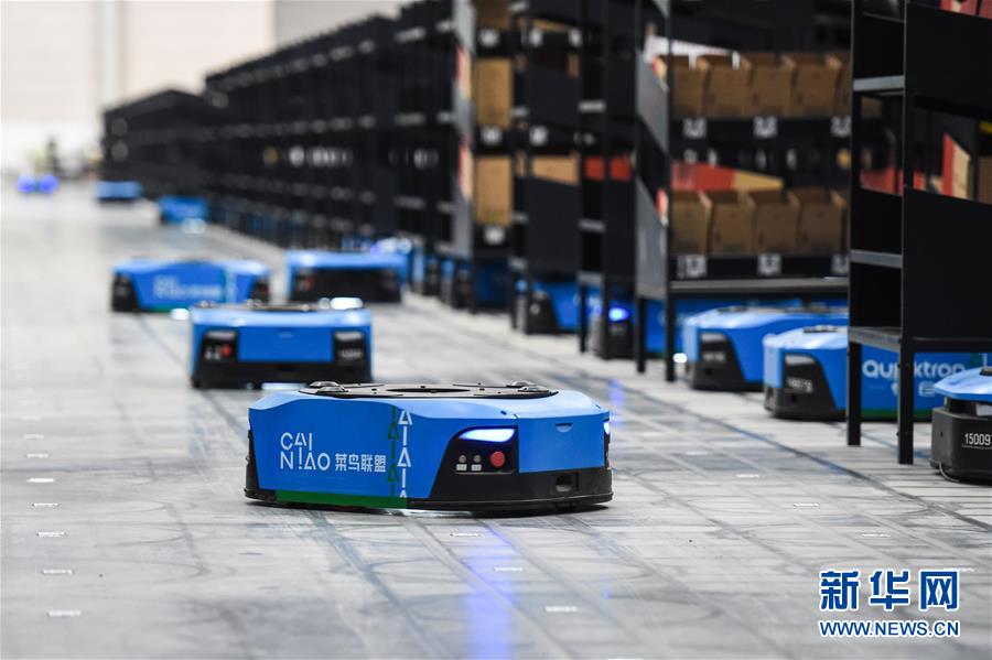 El 8 de noviembre, un robot de manejo inteligente se prepara para transportar mercancías en un almacén. Por Li Bo, Agencia de Noticias Xinhua