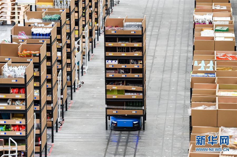 El 8 de noviembre, un robot de manejo inteligente transporta mercancías en un almacén. Por Li Bo, Agencia de Noticias Xinhua