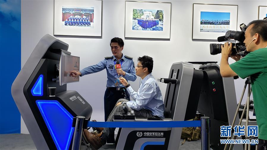 Fuerzas Aéreas de China presentan robots inteligentes y tecnología de realidad aumentada por primera vez en el XII Salón Aeronáutico de China