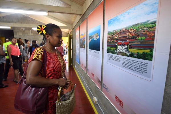 El lunes por la tarde se inauguró una exposición fotográfica en la Universidad de PNG, que muestra 100 imágenes de los paisajes, las culturas y la sociedad de los dos países. [Foto / Xinhua]