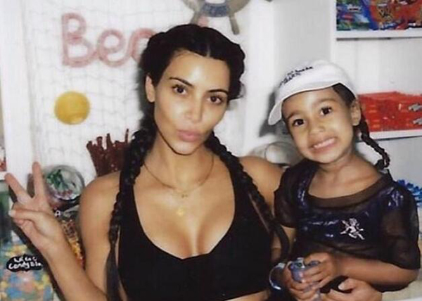 Critican a Kim Kardashian por alisar el vientre de su hija con Photoshop
