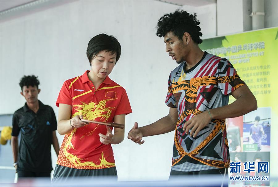 El 14 de noviembre, Zhang Yining (izquierda) dirigió al jugador individual masculino de la selección nacional de Papúa Nueva Guinea, Jeffrey Loy, en el centro de entrenamiento. Por Fei Maohua, Agencia de Noticias Xinhua.