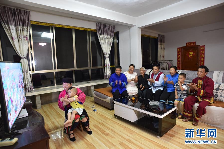 El 9 de junio de 2016, Hou Guangzu y su familia ven la tele juntos en la casa de la aldea Batan, municipio Sishui del condado autónomo de Longsheng, en Guangxi. Por Pan Zhixiang, Agencia de Noticias Xinhua.