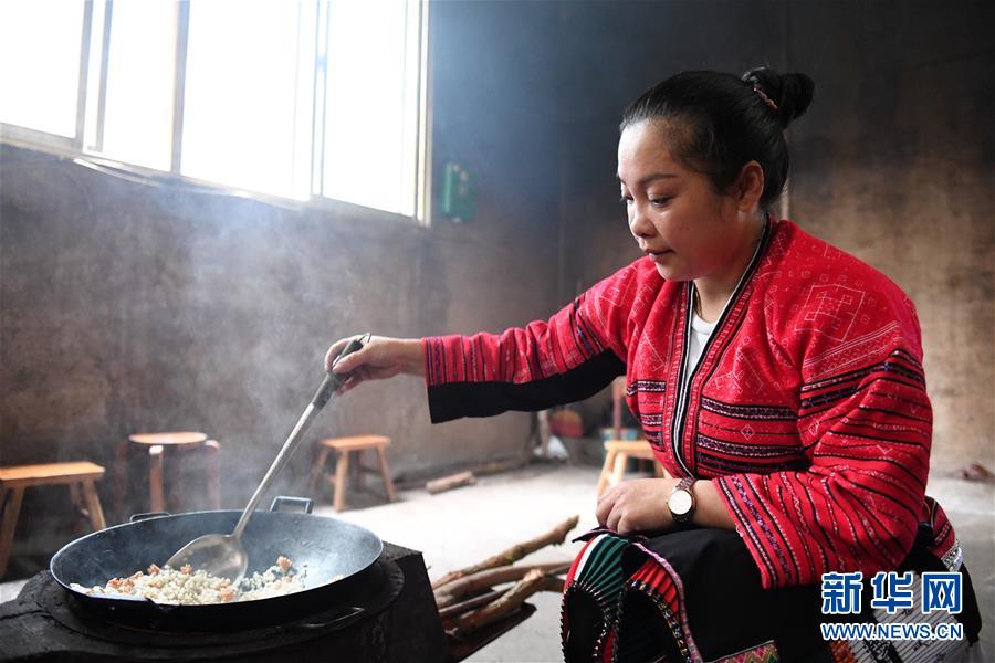 El 14 de noviembre, la esposa de Hou Guangzu, Pan Yanmei, cocina en casa. Por Lu Bo'an, Agencia de Noticias Xinhua.