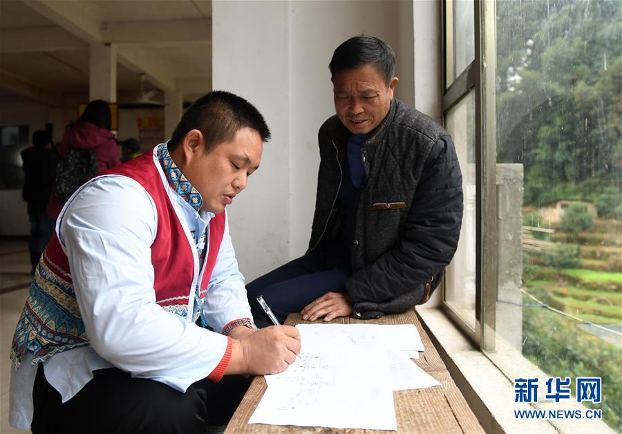 El 14 de noviembre, Hou Guangzu (izquierda) y el aldeano Meng Dingfu discuten el problema del alivio de la pobreza en la aldea. Por Lu Bo'an, Agencia de Noticias Xinhua.