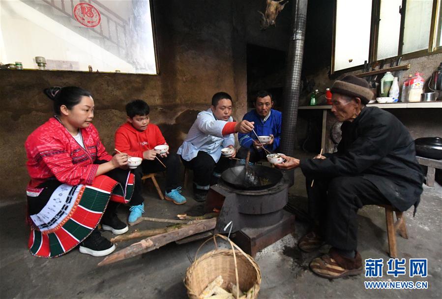 El 14 de noviembre, en la aldea de Batan, municipio Sishui del condado autónomo de Longsheng, en Guangxi, la familia de Hou Guangzu (tercero desde la izquierda) bebe té. Por Lu Bo'an, Agencia de Noticias Xinhua.