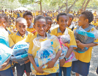 Estudiantes de Papúa Nueva Guinea reciben donación china de útiles escolares