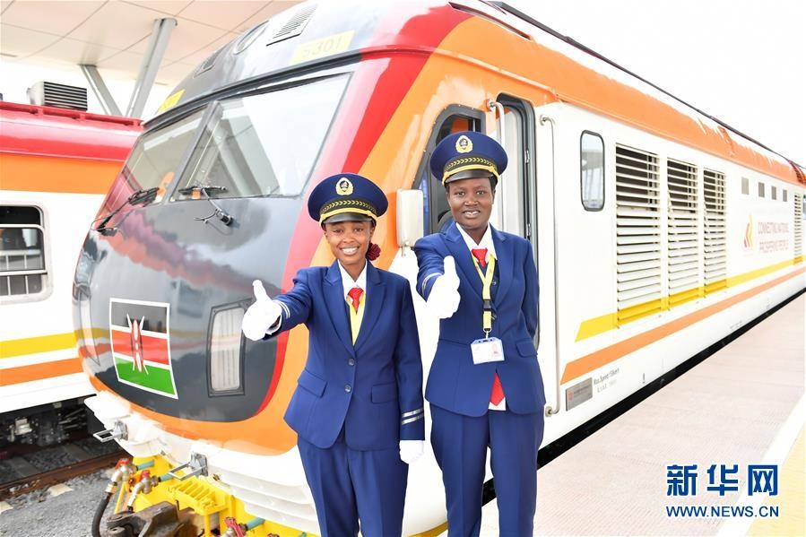 En la estación de tren de Mombasa Oeste de la ciudad de Mombasa, Kenia, los primeros conductores del tren saludan antes de partir y desean un buen viaje. Por Sun Ruibo, Agencia de Noticias Xinhua