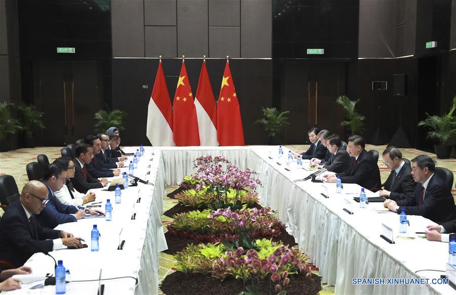 El presidente chino, Xi Jinping, se reúne con su homólogo de Indonesia, Joko Widodo, en Port Moresby, Papúa Nueva Guinea, el 17 de noviembre de 2018. (Xinhua/Pang Xinglei)