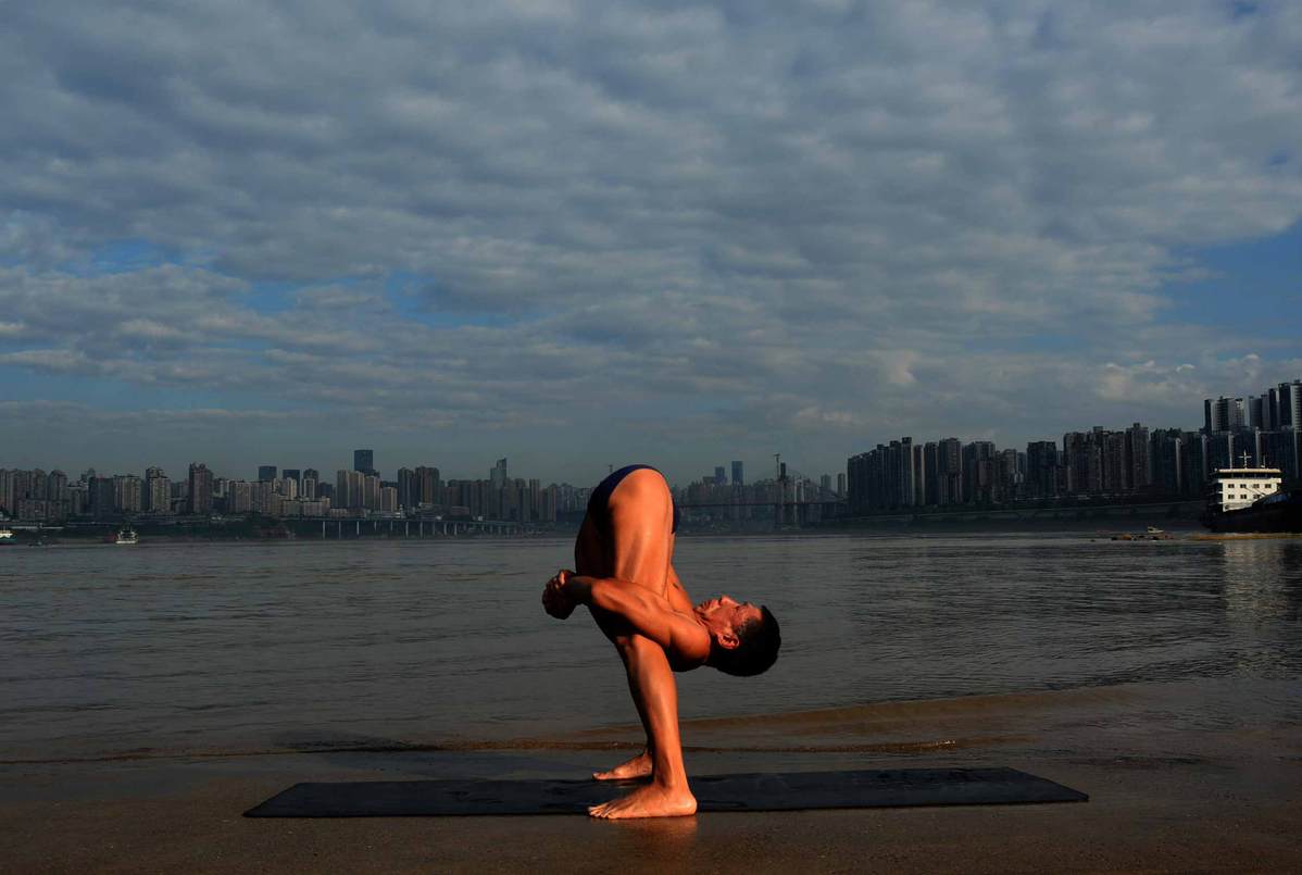 Un jubilado chino se populariza gracias a su depurada técnica Yoga