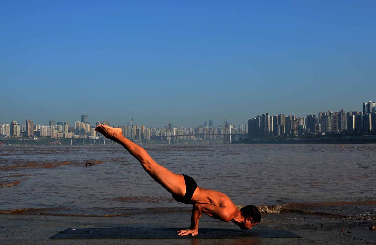 Un jubilado chino se populariza gracias a su depurada técnica Yoga