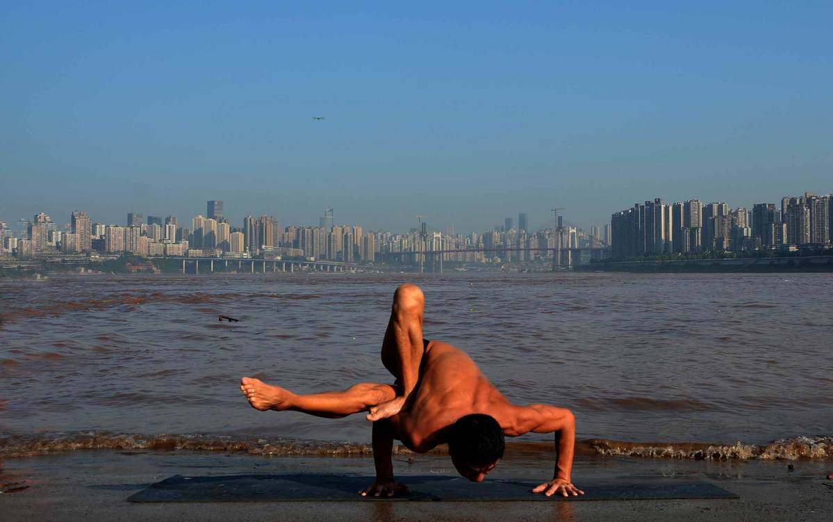 Un jubilado chino se populariza gracias a su depurada técnica Yoga