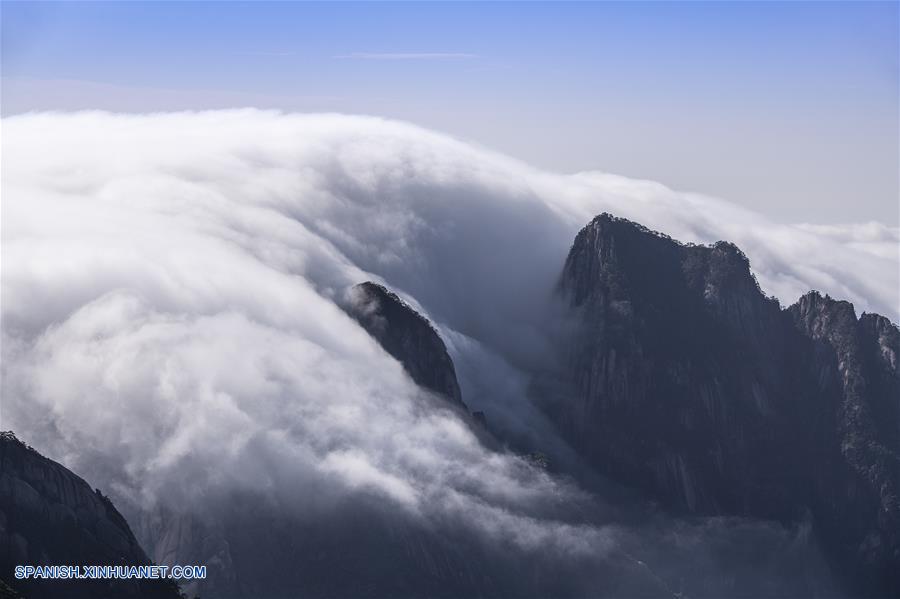 Anhui: Vista de las nubes desplazándose a la deriva sobre Area Escénica de Huangshan