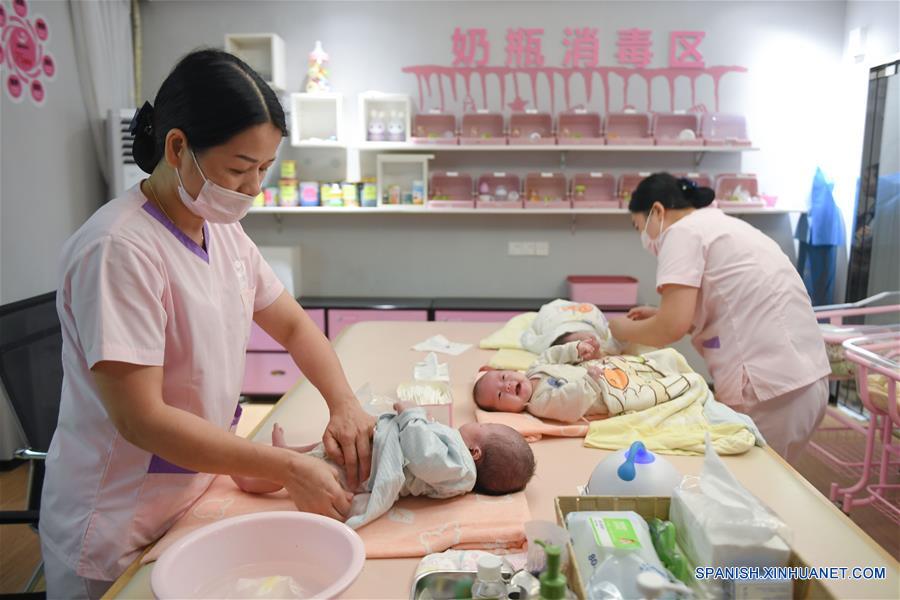 Nuevas madres chinas pasan su "sentarse el mes" en centro de atención de maternidad