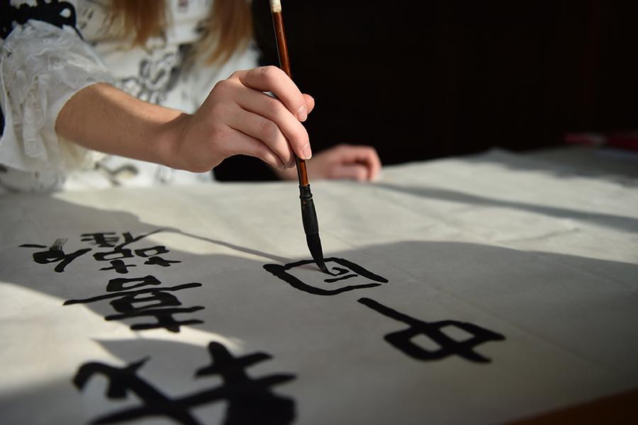 Francis practica caligrafía en su casa de Shijiazhuang, 24 de noviembre del 2018. (Foto: Xinhua)