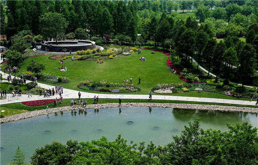 El lago Jinghu en el jardín de la cantera del Jardín Botánico Chenshan de Shanghai. (Foto proporcionada a chinadaily.com.cn)