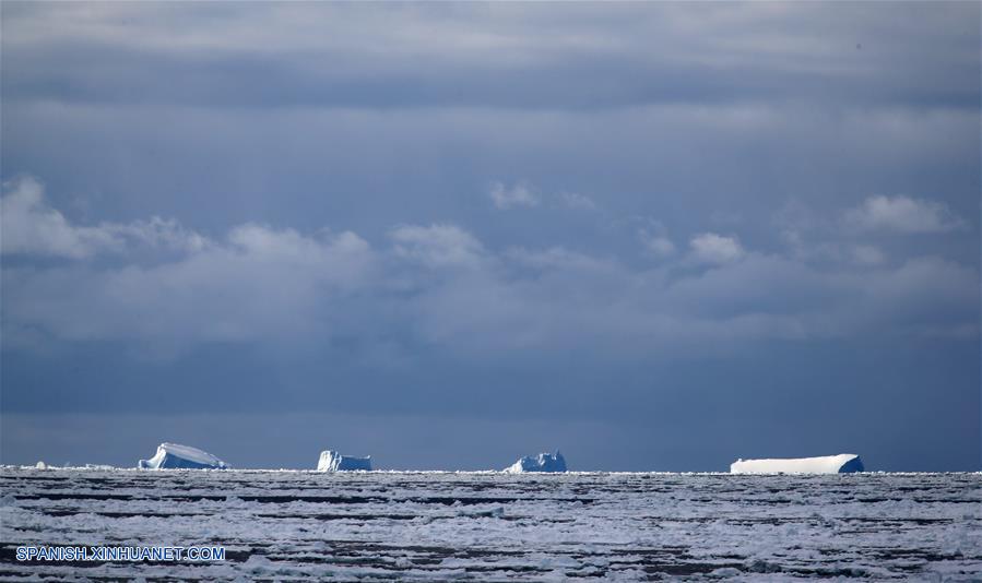Icebergs captados desde el rompehielos de investigación Xuelong de China