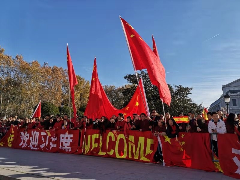Los chinos residentes en Madrid ondearon banderas chinas y españolas para darle la bienvenida al presidente Xi Jinping, quien se encuentra realizando una visita oficial en España. (Foto: Du Shangze/ Diario del Pueblo)