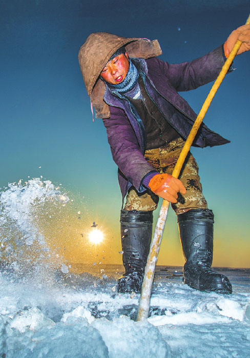 Un hombre abre un hueco en la superficie congelada del lago Chagan. [Foto: proporcionada]
