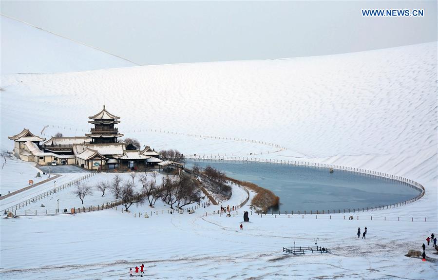 La nieve hace más atractiva la montaña Mingsha en Dunhuang