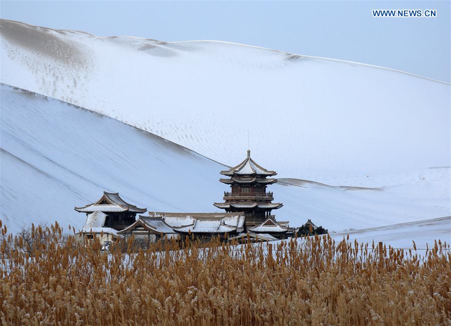 La nieve hace más atractiva la montaña Mingsha en Dunhuang