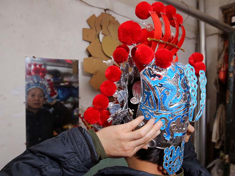 Han Xiaoli muestra un sombrero que él mismo realizó. [Foto: Huo Yan/ Chinadaily.com.cn]