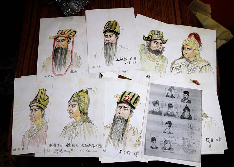 Han Xiaoli crea varios artículos de sombrerería para diferentes historias y personajes de la ópera qinqiang. [Foto: Huo Yan/ Chinadaily.com.cn]