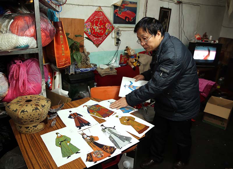 Han Xiaoli es toda una autoridad en la confección de 100 tipos de sombreros que se utilizan como parte del vestuario de la ópera Qinqiang. [Foto: Huo Yan/ Chinadaily.com.cn]
